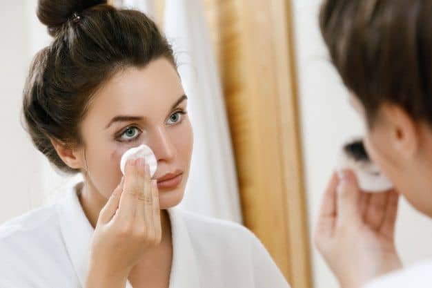 7 Best Ways To Remove Makeup | Makeup Remover Alternatives