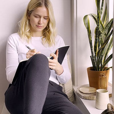 Elizabeth Lail Make-up & Every day Routine